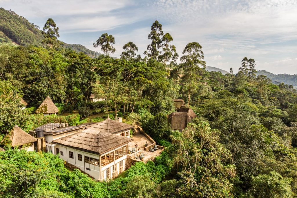 Vue aérienne de Bwindi Lodge face à la forêt de Bwindi à Buhoma