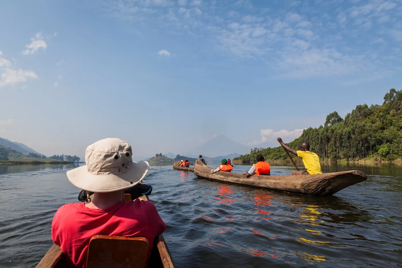 Excursion en pirogue sur le lac Mutanda avec les volcans en arrière-plan