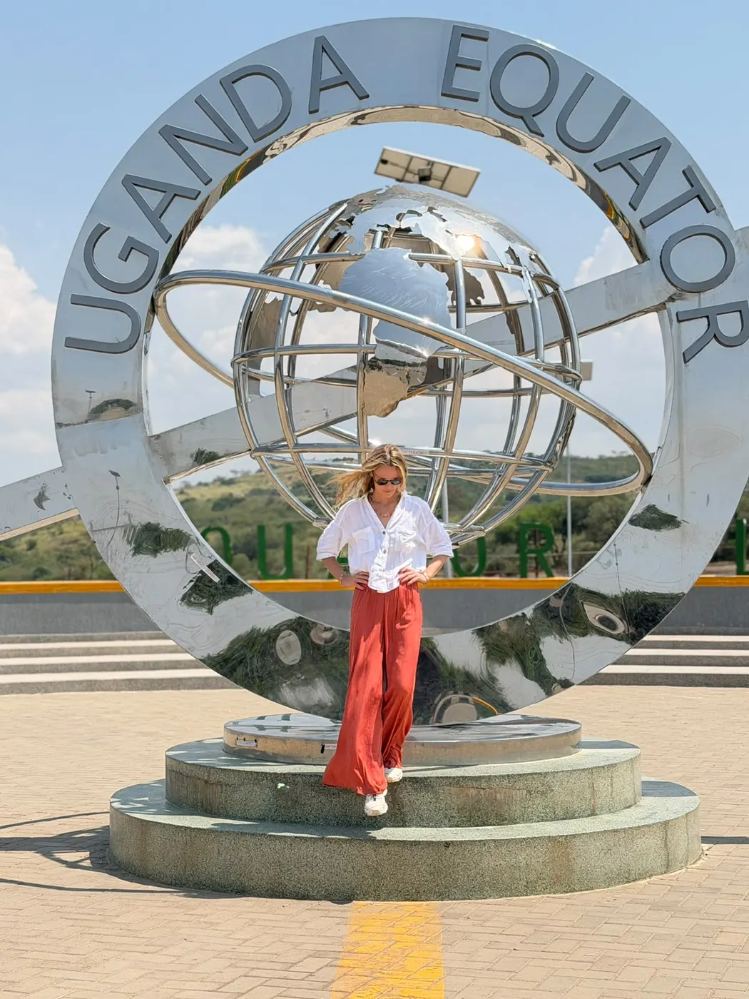 Voyageuse au monument de l'équateur en Ouganda