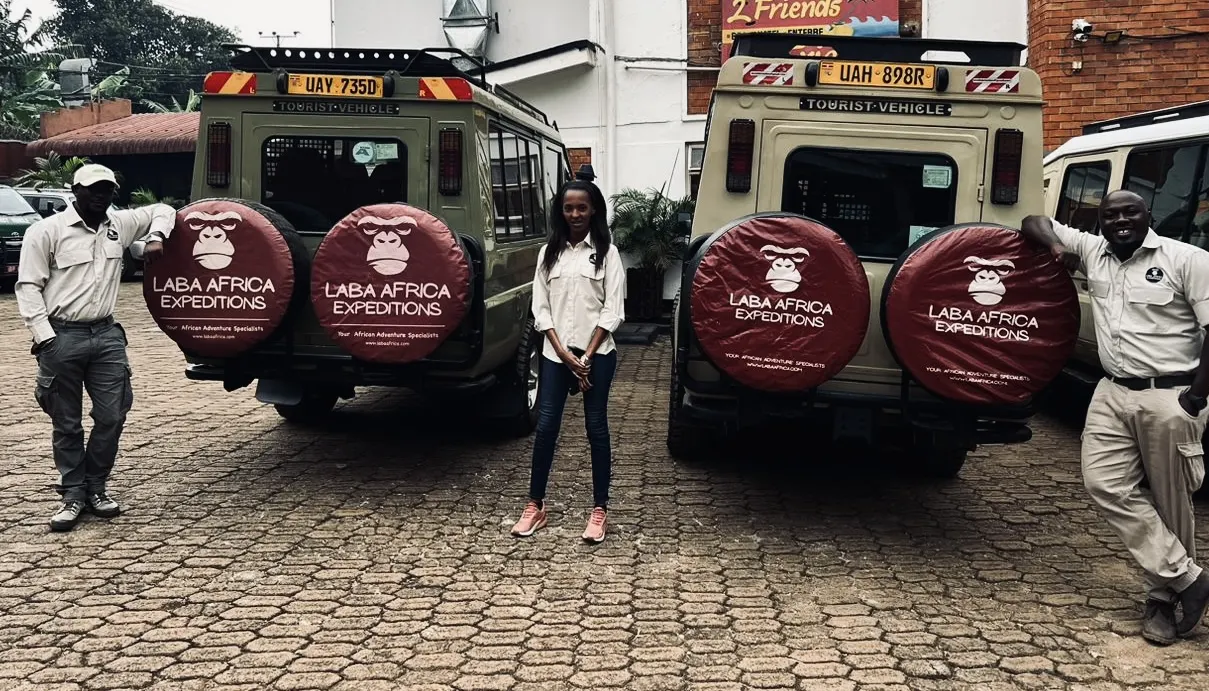 Équipe locale Laba Africa Expeditions devant les véhicules de safari