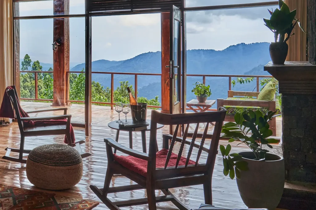 Suite de Nkuringo Gorilla Lodge avec terrasse et vue sur la forêt de Bwindi