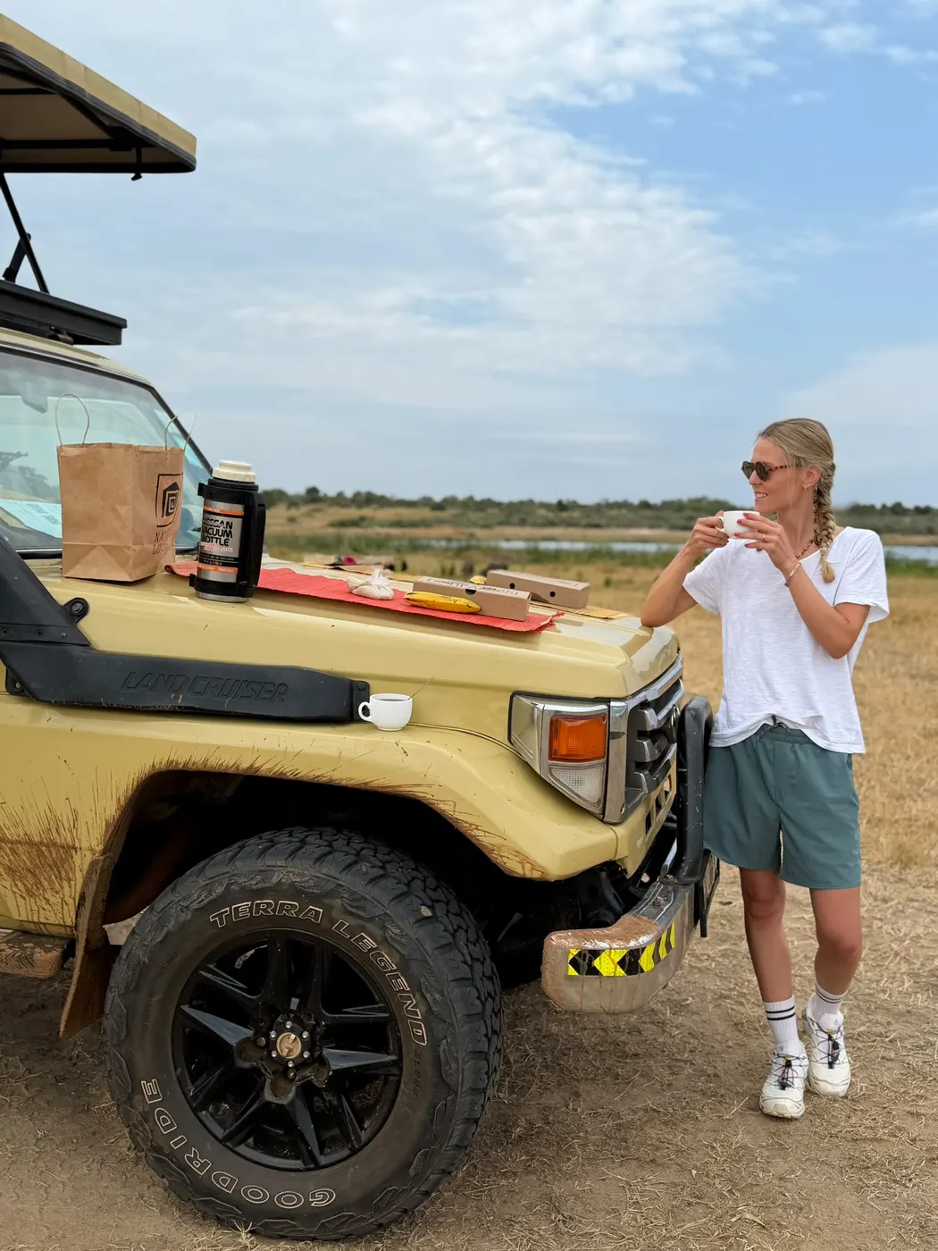 Pause café près d’un véhicule 4x4 pendant un safari en Ouganda