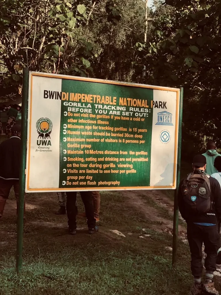 Panneau des règles du trekking des gorilles à l’entrée de Bwindi